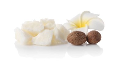 Doğal Shea yağı, fındık ve plumeria çiçeği beyaza izole edilmiş.