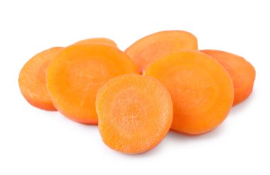 Taze olgun havuç dilimleri beyaz üzerinde izole edilmiş.