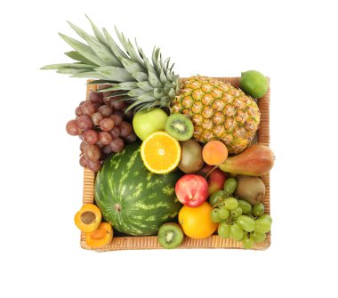 Beyaz sandıkta birçok farklı taze meyve var.