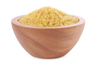 Tahta kasedeki çiğ bulgur beyaza izole edilmiş.