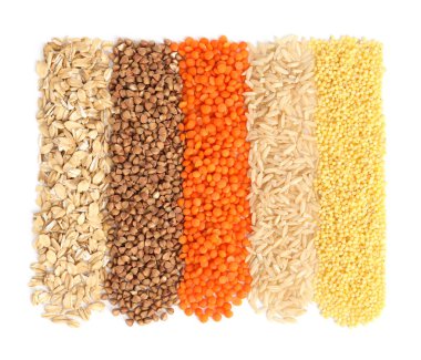 Farklı tahıllar ve tahıllar beyaz üzerine izole, üst görünüm