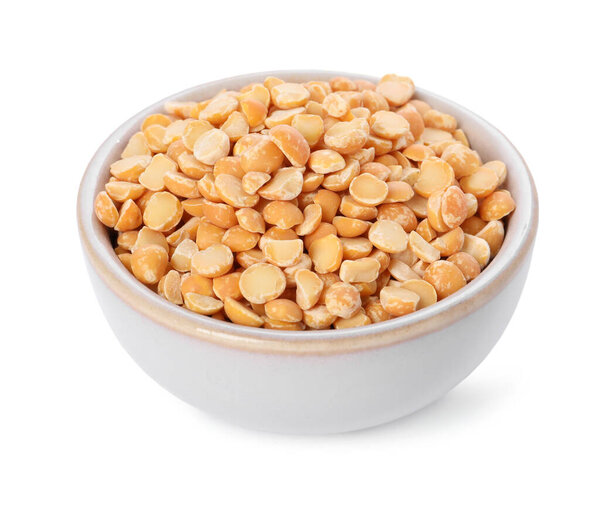 Сушеный горох в чаше изолирован на белом