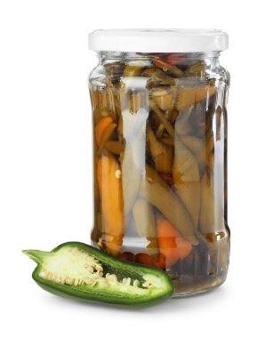 Kavanozda jalapeno biberleri ve beyaz üzerine taze sebzeler.