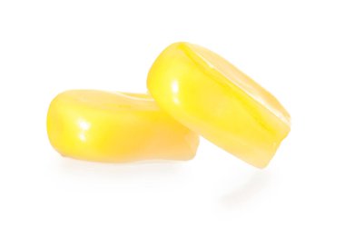 Taze olgun mısır taneleri beyaza izole edilmiş.