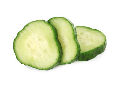 beyaz izole taze salatalık dilimleri