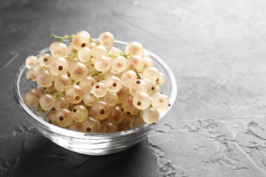 Gri desenli masada, kasede taze üzümlü üzümler, yakın plan.