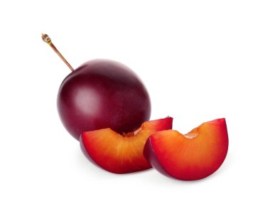 Tümü ve kesilmiş erikler beyaza izole edilmiş.