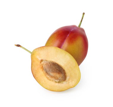 Tümü ve kesilmiş erikler beyaza izole edilmiş.