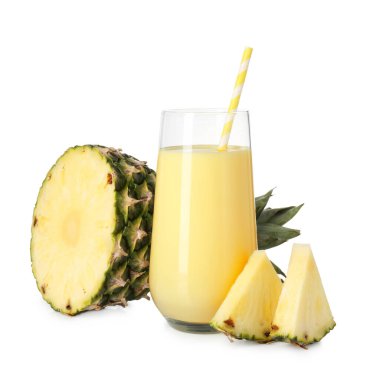 Bardakta lezzetli ananas püresi ve beyaz üzerine izole edilmiş meyve dilimleri.