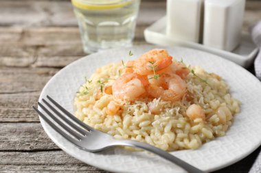 Tahta masada karides ve peynirli leziz risotto, yakın plan.