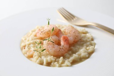 Karides ve peynirli leziz risotto, yakın plan.