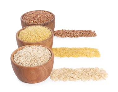 Beyaza izole edilmiş kaselerdeki farklı mısır gevrekleri