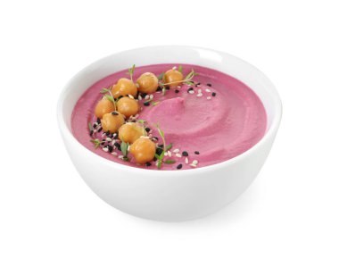 Lezzetli pancar humusu ve bezelyeler beyaz kasede izole edilmiş.