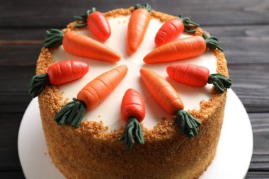 Ahşap masada nefis havuçlu kek, yakın plan.