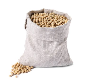 Çuvaldaki soya fasulyesi beyaza izole edilmiş.