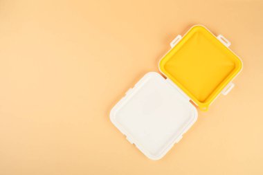 Şeftali arka planda plastik sandviç kutusu, üst manzara. Metin için boşluk