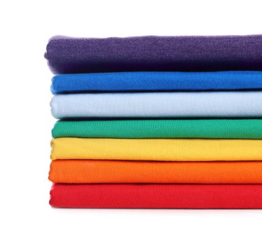 Beyaza izole edilmiş temiz renkli tişörtler yığını