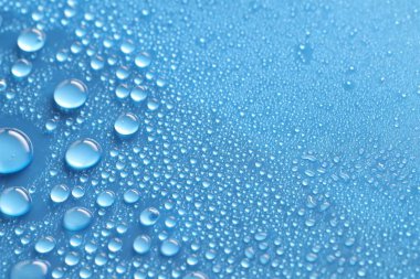 Mavi arkaplanda su damlaları var.