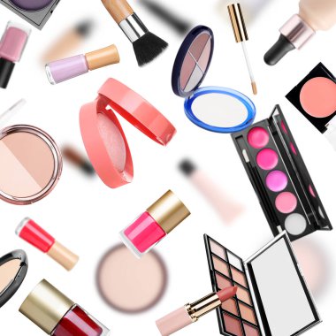 Beyaz arka planda uçuşan farklı makyaj ürünleri