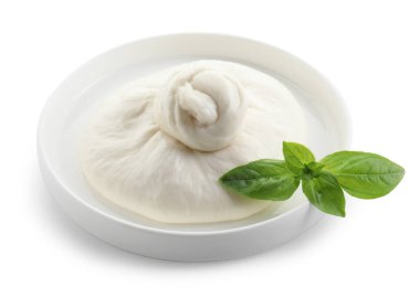 Beyaz üzerine izole edilmiş taze burrata peyniri ve fesleğen yapraklı tabak.