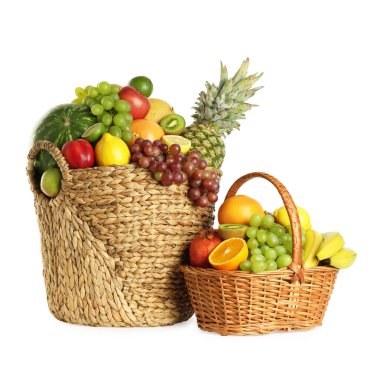 Beyazlar üzerinde izole edilmiş sepetlerdeki taze meyveler.