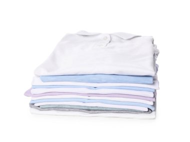 Beyaza izole edilmiş temiz renkli tişörtler yığını