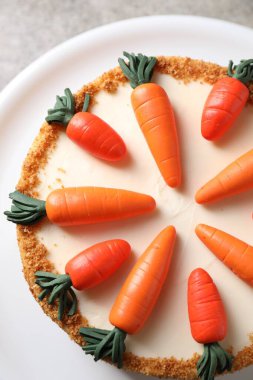 Nefis doğal havuçlu kek, masanın üstünde.