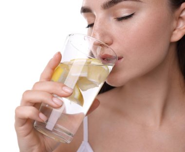Beyaz arka planda limonlu su içen kadın, yakın plan.