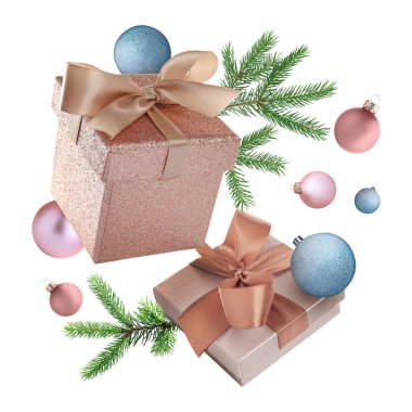 Hediye kutuları, Noel baloları ve beyaz arka planda havada köknar dalları