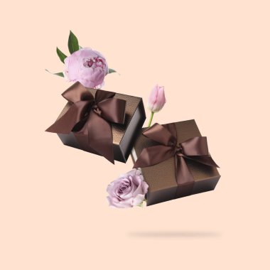 Bej arka planda hediye kutuları ve çiçekler