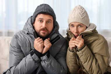 Soğuk semptom. Evdeki kanepede ateşli bir çift yatıyor.