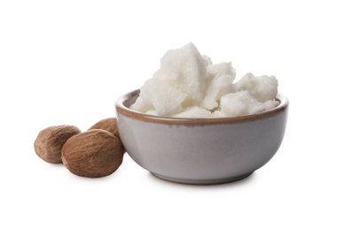 Shea yağı kase ve üzerinde beyaz izole fındık