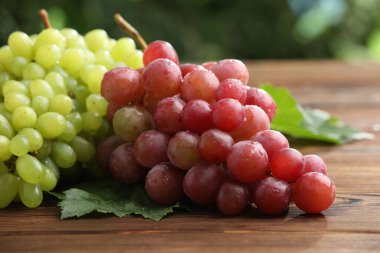 Tahta masada taze üzümler, yakın plan.