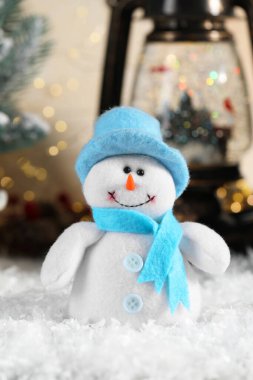 Komik kardan adam figürü ve yapay kar üzerindeki Noel dekoru