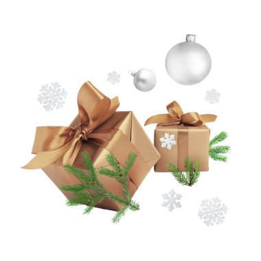 Hediye kutuları, Noel baloları, köknar ağacı dalları ve beyaz arka planda süslü kar taneleri.