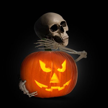 Siyah arka planda korkunç iskelet sarılıyor ürkütücü Jack O 'Lantern. Cadılar Bayramı