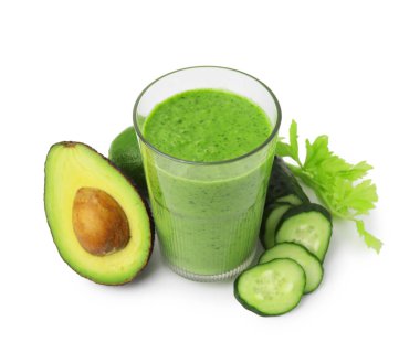 Beyaz camlı yeşil smoothie, salatalık ve avokado.