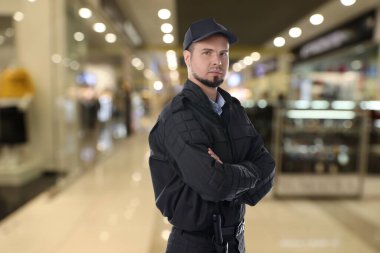 Alışveriş merkezindeki kendine güvenen güvenlik görevlisinin portresi