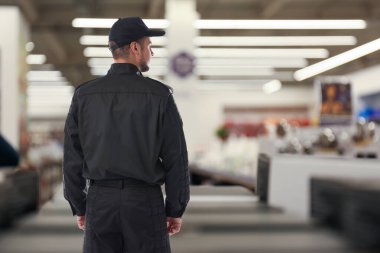Süpermarkette güvenlik görevlisi, arka manzara. Metin için boşluk
