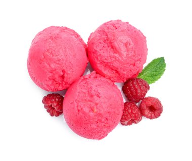 Lezzetli ahududu şerbeti, nane ve taze böğürtlen beyaza izole edilmiş, üst manzara