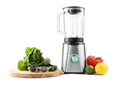 Modern blender ve taze ürünler beyaza izole edilmiş