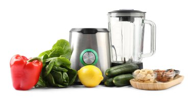 Modern blender ve taze ürünler beyaza izole edilmiş