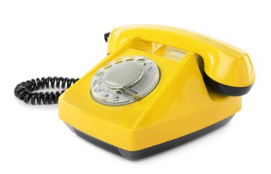 Döner kadranlı eski sarı telefon beyaz üzerinde izole