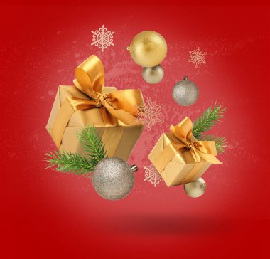 Hediye kutuları, Noel baloları, köknar ağacı dalları ve kırmızı arka planda süslü kar taneleri.