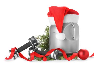 Dambıllar, takviyeli konteyner ve Noel dekoru beyaza izole edilmiş.