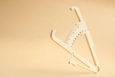 Bej arka planda plastik vücut yağ kalibreli. Metin için boşluk