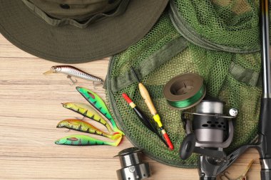 Oltası dönen makaralı, yemli, şapkalı, ağlı, yüzen, ahşap masalı, üst manzaralı.