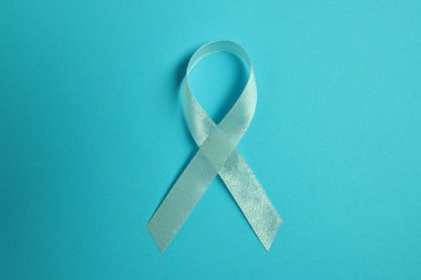 Renk arkaplanında açık mavi kurdele, üst görünümde. Prostat kanseri farkındalığı