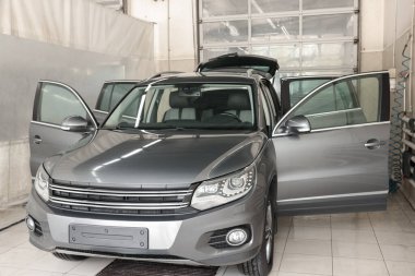 Araba yıkamadan sonra arabayı temizle.