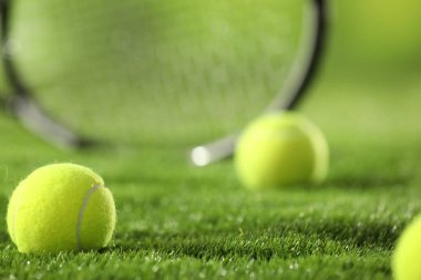 Yeşil çimlerde tenis topları, yakın görüş